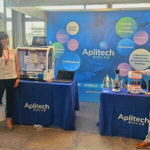 Alberto y Ely en stand